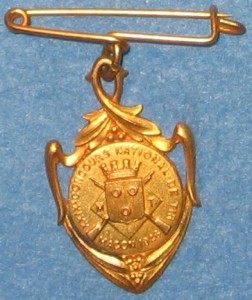 macon 1926 broche pendante dorée - coll. Bernard Simon - 10252